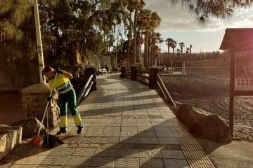  Limpieza retira decenas de toneladas de residuos de la Noche de San Juan en Telde/TA.