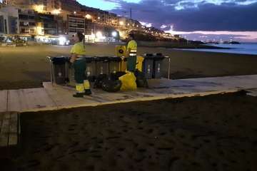  Limpieza retira decenas de toneladas de residuos de la Noche de San Juan en Telde/TA.