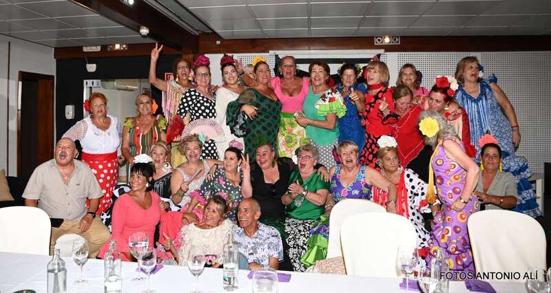 Foto de grupo con parte de los asistentes a la fiesta/Antonio Alí.