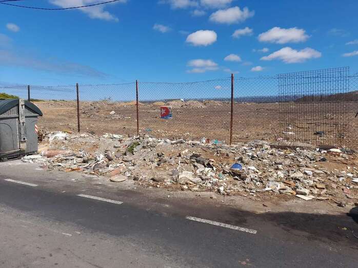 Escombros, enseres viejos y desperdicios se acumulan en los márgenes de las carreteras e impiden el paso de viandantes / TA