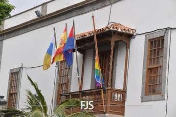 Telde iza la bandera arcoíris/TA y Francisco Javier Santana.