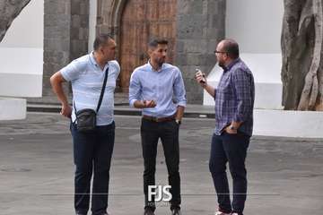 Telde iza la bandera arcoíris/TA y Francisco Javier Santana.