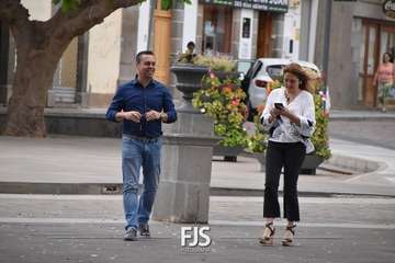 Telde iza la bandera arcoíris/TA y Francisco Javier Santana.