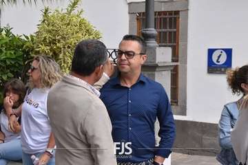 Telde iza la bandera arcoíris/TA y Francisco Javier Santana.