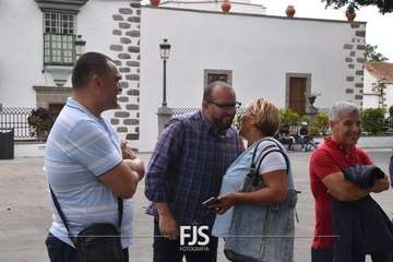 Telde iza la bandera arcoíris/TA y Francisco Javier Santana.