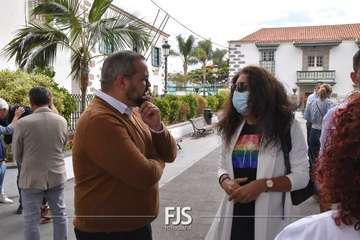 Telde iza la bandera arcoíris/TA y Francisco Javier Santana.