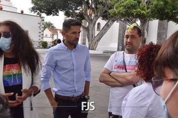 Telde iza la bandera arcoíris/TA y Francisco Javier Santana.