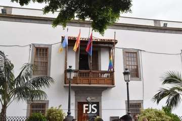Telde iza la bandera arcoíris/TA y Francisco Javier Santana.