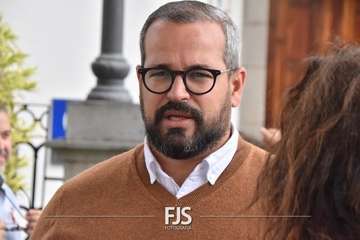 Telde iza la bandera arcoíris/TA y Francisco Javier Santana.