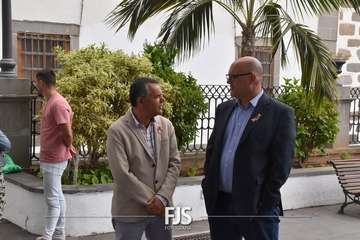 Telde iza la bandera arcoíris/TA y Francisco Javier Santana.