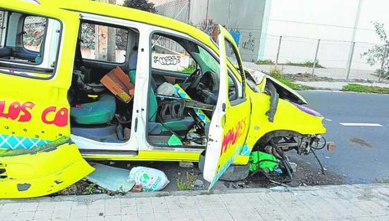 Uno de los coches abandonados / C7