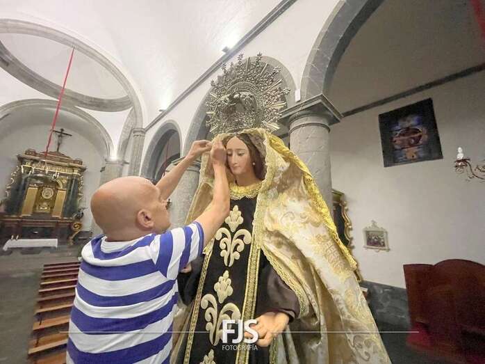 El diseñador Segundo Amador da los últimos retoques a la imagen/Francisco Javier Santana.