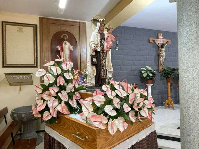 Trono de la Virgen del Carmen con el arreglo floral realizado por Segundo Amador/Francisco Javier Santana.