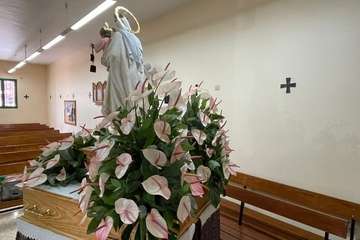 Trono de la Virgen del Carmen bellamente engalanado/Francisco Javier Santana.