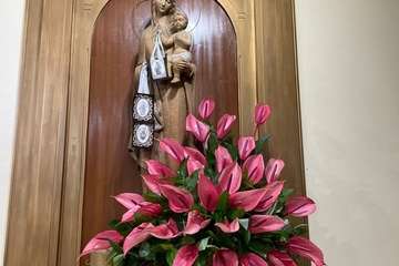 Trono de la Virgen del Carmen bellamente engalanado/Francisco Javier Santana.