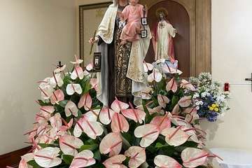 Trono de la Virgen del Carmen bellamente engalanado/Francisco Javier Santana.