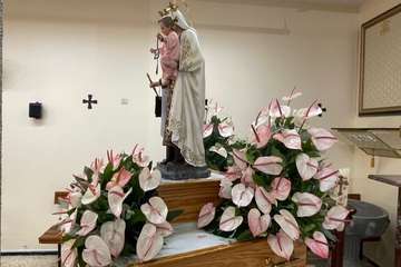 Trono de la Virgen del Carmen bellamente engalanado/Francisco Javier Santana.