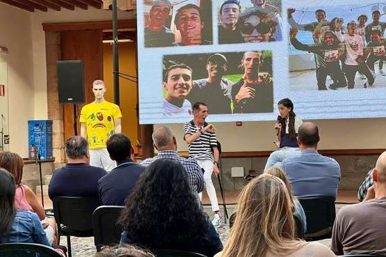 Charla motivacional en la Casa Condal a cargo de Álex Roca/TA.