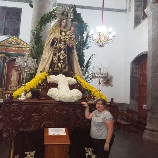 Arreglo floral de la Virgen del Carmen/TA.