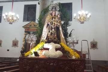 El trono del Carmen de Los Llanos lucirá un arreglo de Floristería Guimaguada/TA.