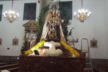 El trono del Carmen de Los Llanos lucirá un arreglo de Floristería Guimaguada/TA.