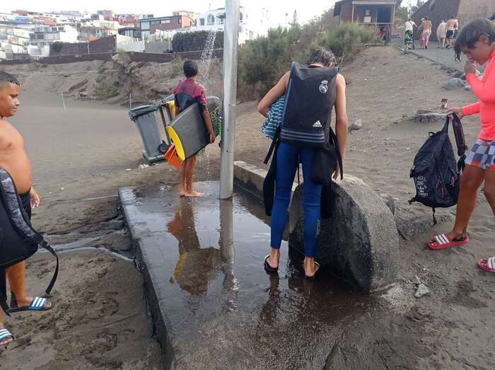 Ducha sin asiento en playa del hombre/TA.