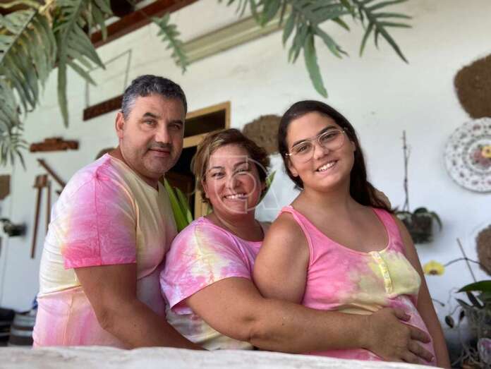 Valeria junto a sus padres en su domicilio de Caserones/TA.