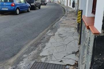 Playa del Hombre protesta por el deterioro de sus aceras/TA.