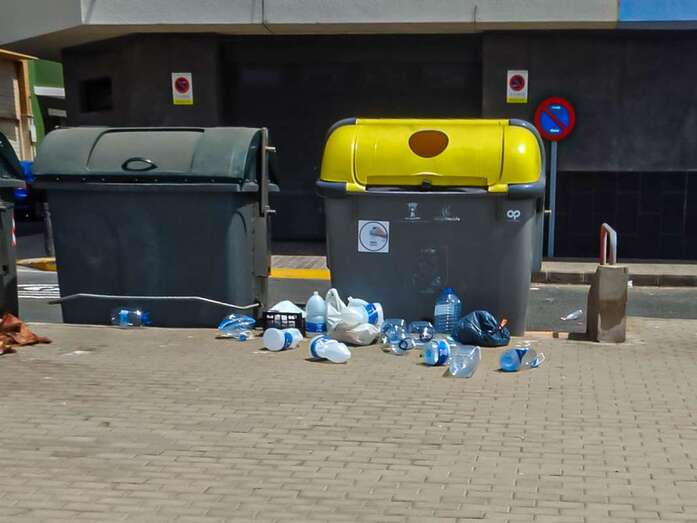 Imagen de recipientes depositados fuera del contenedor amarillo en Clavellinas / TA
