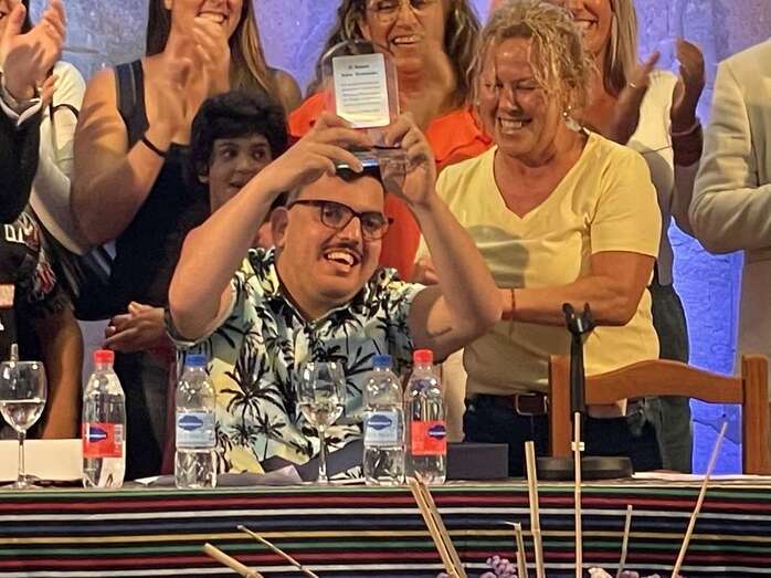 El pregonero recibió un detalle al finalizar su intervención/Francisco Javier Santana.