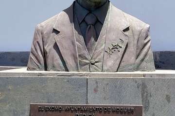  Telde: bajo la sombra del flamboyán/Jesús Ruiz Mesa.