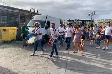 Animado pasacalles anunciador de las fiestas de Melenara/TA.