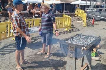  Melenara recupera el asadero popular y la varada del pescado tras dos años de pandemia/TA.