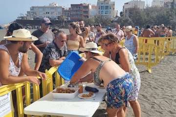  Melenara recupera el asadero popular y la varada del pescado tras dos años de pandemia/TA.