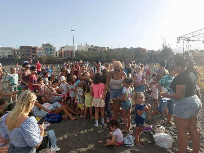 El payaso Zapitto rodeado de niños, esta tarde en Melenara/TA.