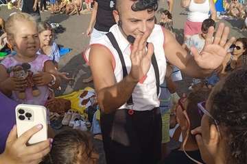 El payaso Zapitto deleita a los niños en Melenara/TA.