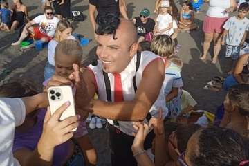 El payaso Zapitto deleita a los niños en Melenara/TA.