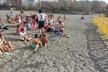 El payaso Zapitto deleita a los niños en Melenara/TA.