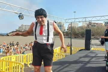 El payaso Zapitto deleita a los niños en Melenara/TA.