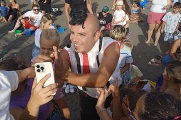 El payaso Zapitto deleita a los niños en Melenara/TA.
