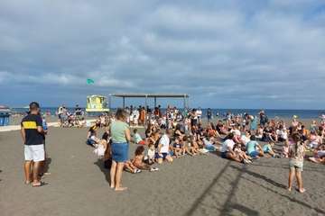 El payaso Zapitto deleita a los niños en Melenara/TA.