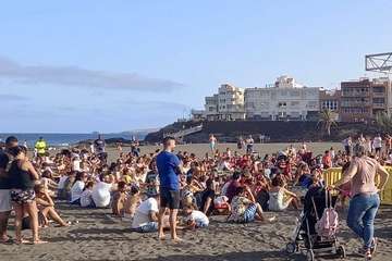 El payaso Zapitto deleita a los niños en Melenara/TA.