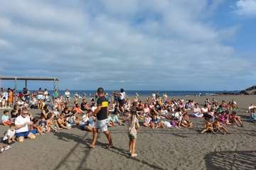 El payaso Zapitto deleita a los niños en Melenara/TA.