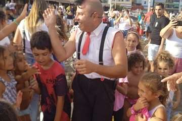 El payaso Zapitto deleita a los niños en Melenara/TA.