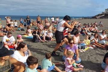 El payaso Zapitto deleita a los niños en Melenara/TA.
