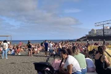 El payaso Zapitto deleita a los niños en Melenara/TA.