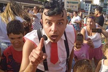 El payaso Zapitto deleita a los niños en Melenara/TA.