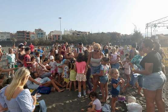 El payaso Zapitto deleita a los niños en Melenara/TA.