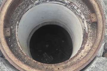 Arquetas del alcantarillado abiertas en un camino de tierra de Ojos de Garza (Telde)/TA.