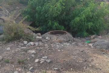 Arquetas del alcantarillado abiertas en un camino de tierra de Ojos de Garza (Telde)/TA.